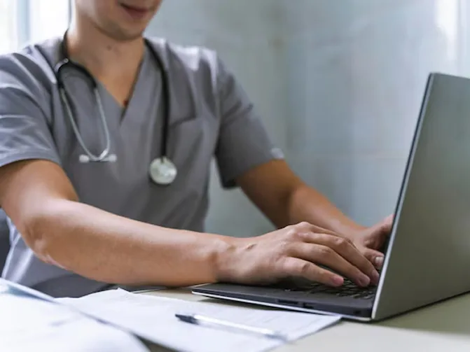 Referring provider reviewing imaging reports online